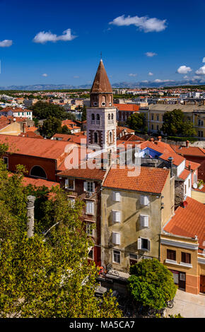 La Croatie, Dalmatie, Zadar, Petra Zoranica Trg Town Square, clocher de l'église Sveti Simun, vue de la tour de l'townmajor Banque D'Images