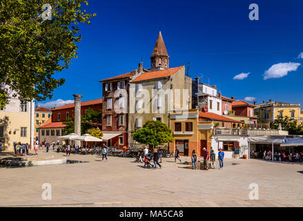 La Croatie, Dalmatie, Zadar, Petra Zoranica Trg town square avec colonne forum romain et beffroi de l'église Sveti Simun Banque D'Images