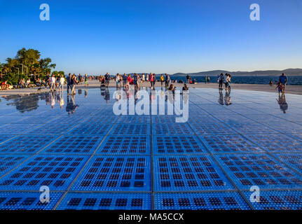 La Croatie, Dalmatie, Zadar, la promenade Riva, installation lumineuse par Nikola Basic Banque D'Images