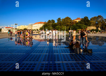 La Croatie, Dalmatie, Zadar, la promenade Riva, installation lumineuse par Nikola Basic Banque D'Images