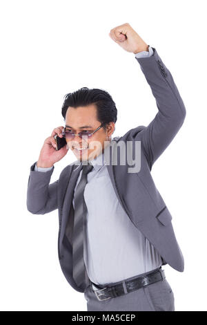 Happy businessman talking on smartphone avec bras levé isolé sur fond blanc Banque D'Images