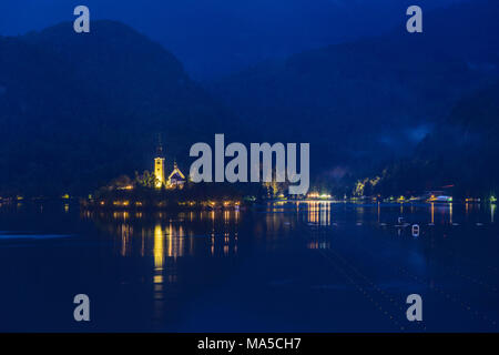 La Slovénie, Gorenjska, Haute-Carniole, Bled, le lac de Bled, l'île de Bled / Blejski Otok avec l'assomption de Marie church / Cerkev Marijinega vnebovzetja, vue de l'Hotel Park Banque D'Images