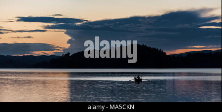 Bateau à rames sur le Staffelsee au coucher du soleil Banque D'Images