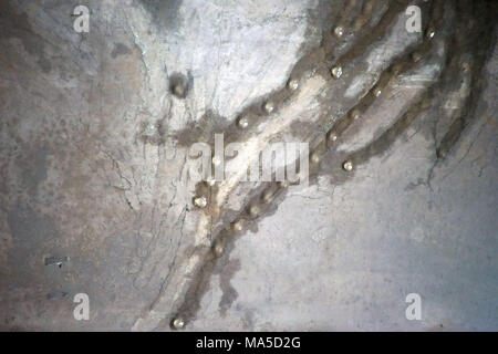 Gouttes d'eau sur un béton, plafond humide Banque D'Images