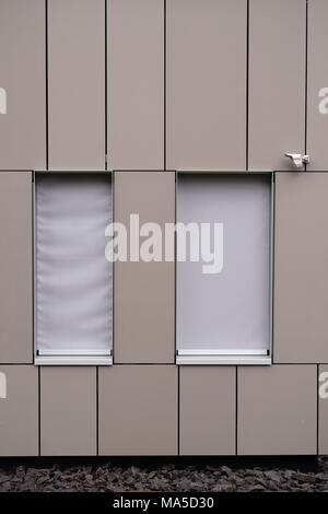 Maison moderne avec façade avant en métal et l'installation d'une caméra de sécurité, Banque D'Images