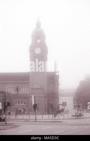 Le bâtiment historique de la gare centrale de Wiesbaden avec une tour d'horloge dans le brouillard Banque D'Images