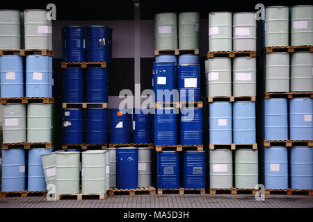 Le stockage des déchets toxiques et des produits chimiques dans des fûts métalliques dans l'usine d'une usine de produits chimiques, Banque D'Images