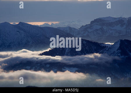 Vue depuis le Benediktenwand (montagne) en hiver, les Alpes bavaroises, Bavière, Allemagne Banque D'Images