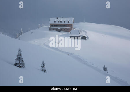 Vue d'Rotwandhaus (chalet de montagne) en hiver, Mangfall montagne, Alpes bavaroises, Bavière, Allemagne Banque D'Images