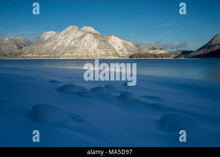 L'humeur du matin au lac de Walchen (Spain) en hiver avec vue d'Italia, Préalpes bavaroises, Bavière, Allemagne Banque D'Images
