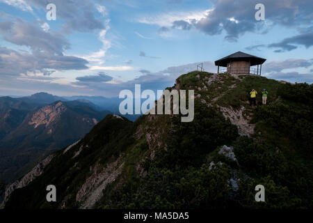 Pavillon, sur le sommet d'Italia, les montagnes de Walchensee, Préalpes bavaroises, Bavière, Allemagne Banque D'Images