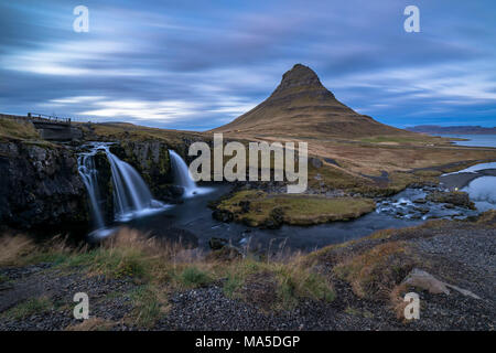 L'Europe, l'Europe du Nord, l'Islande, Snaefellsnes, Grundarfjördur, Kirkjufellsfoss avec humeur nuage spectaculaire en face de l'Kirkjufell Banque D'Images