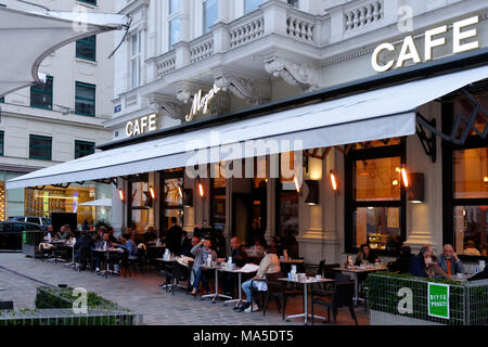 Cafe Mozart dans la lumière du soir, Vienne, Autriche Banque D'Images