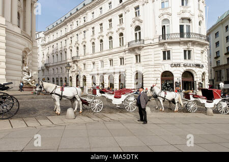 Fiaker en face de l'Alte Hofburg, Vienne, Autriche Banque D'Images