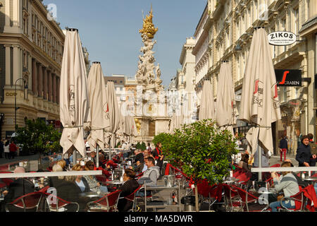 Café de la rue à la colonne de la peste / Trinity colonne sur le Graben à Vienne, Autriche Banque D'Images