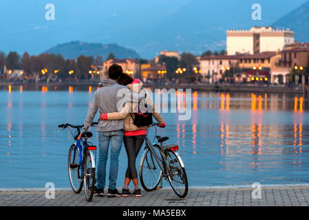 Paire de cyclistes au coucher du soleil, le lac d'Iseo, province de Brescia, Lombardie, Italie district. Banque D'Images