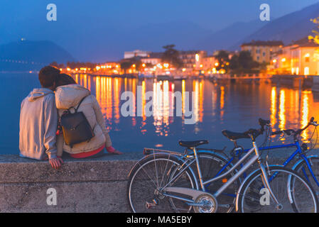 Paire de cyclistes au coucher du soleil, le lac d'Iseo, province de Brescia, Lombardie, Italie district. Banque D'Images