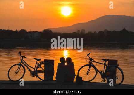 Paire de cyclistes au coucher du soleil, le lac d'Iseo, province de Brescia, Lombardie, Italie district. Banque D'Images