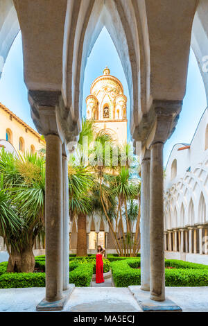 Positano, Amalfi coast, province de Salerne, Campanie, Italie, fille admire la cathédrale d'Amalfi Banque D'Images