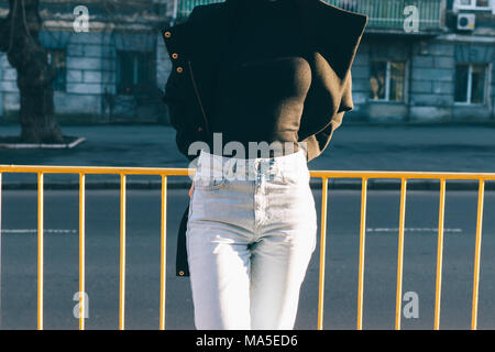 Street Fashion jeans taille haute. Close up fashion détails jeunes femme svelte portant des jeans, col roulé noir et par couche. Banque D'Images