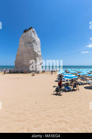 Plage de Pizzomunno Vieste, village, Parc National du Gargano, Foggia, Pouilles, Italie district Banque D'Images