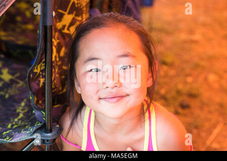 Portrait d'une femme enfant mongol. Bayandalai district, province sud de Gobi, en Mongolie. Banque D'Images