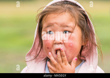 Portrait d'une petite fille nomade mongol avec capot. Province Nord Hangay, la Mongolie. Banque D'Images