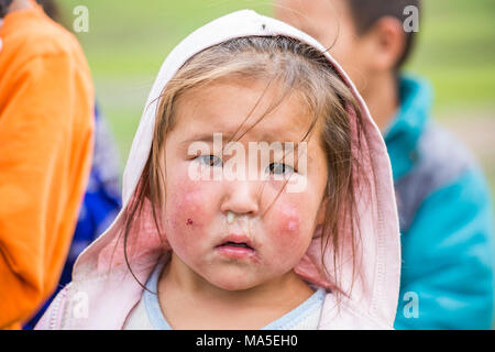 Portrait d'une petite fille nomade mongol avec capot. Province Nord Hangay, la Mongolie. Banque D'Images