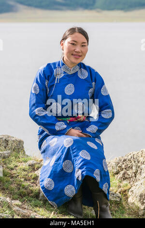 Femme mongole et Lac Blanc en arrière-plan. Crétariat district, province du Nord, la Mongolie. Hangay Banque D'Images