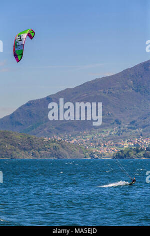 La Lombardie, Italie, provence de Côme. Kitesurf sur le lac de Côme Banque D'Images