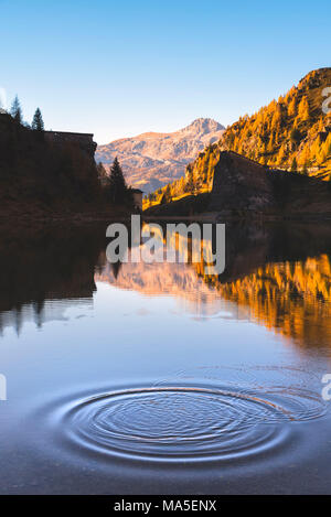 Barrage dans la vallée de Scalve de Gleno, Lombardie, province de Bergame, en Italie. Banque D'Images
