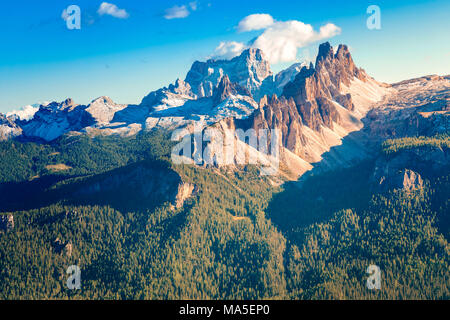 Croda da Lago et le mont Pelmo en arrière-plan, Dolomites, Cortina d'Ampezzo, Belluno, Veneto, Italie Banque D'Images