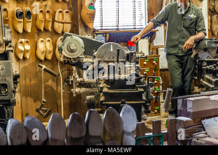 Des chaussures en bois atelier à Zaanse Schans Moulin Village Banque D'Images