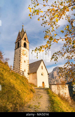 L'église de San Bernardo en automne. La Villa, Val Badia, Trentin-Haut-Adige, Italie Banque D'Images