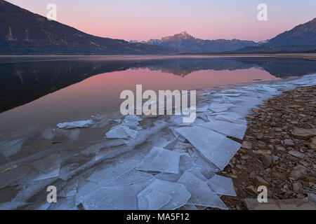 À l'aube du lac de Santa Croce, Castelfranco Veneto, Préalpes de Belluno dans la région Vénétie en Italie. Banque D'Images