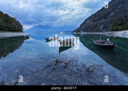 Bateaux au lac de Santa Croce, Castelfranco Veneto, Préalpes de Belluno dans la région Vénétie en Italie. Banque D'Images