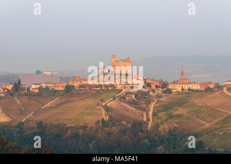 L'Italie, Piémont, district de Cuneo Langhe, Barolo, Barbaresco au lever du soleil Banque D'Images