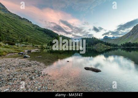 Lever du soleil au lac de Cavloc, Col Majola, Vallée Bregaglia, canton des Grisons, Engadine, Suisse Banque D'Images