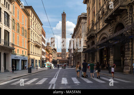 Vue sur la Torre degli Asinelli et la Torre della Garisenda de Via Rizzoli. Bologne, Emilie-Romagne, Italie. Banque D'Images