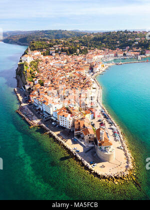 Piran, l'Istrie slovène, la Slovénie. Vue aérienne de la ville, entouré par la mer Méditerranée. Banque D'Images