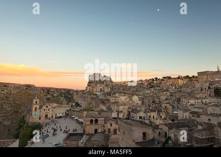 Vue sur la vieille ville et le centre historique appelé Sassi perché sur les rochers au-dessus de la colline, Matera, Basilicate, Italie, Europe Banque D'Images