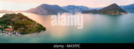 Vue aérienne de l'ISEO LAC au coucher du soleil, province de Brescia, Lombardie, Italie district. Banque D'Images