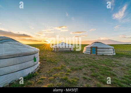 Nomade mongol gers traditionnels tandis que le soleil se couche. Gobi, la Mongolie au milieu de la province. Banque D'Images