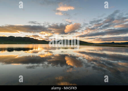 Lever du soleil à White Lake. Crétariat district, province du Nord, la Mongolie. Hangay Banque D'Images