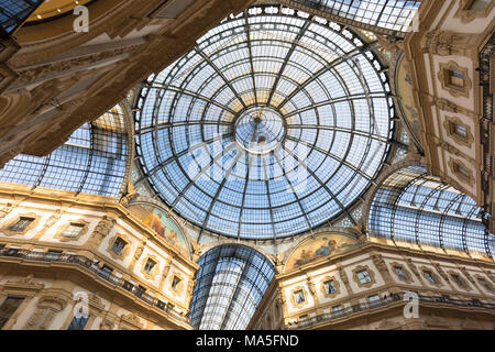 Un détail de la voûte au-dessus de la Rinascente, la célèbre galerie près de la cathédrale de Milan, province de Milan, Lombardie, Italie Banque D'Images
