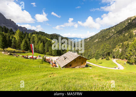 Une vue de l'Kaserill avec l'Alm Gropu Geisler en arrière-plan, Villnössertal, Tyrol du Sud, Trentin-Haut-Adige, Italie, Banque D'Images