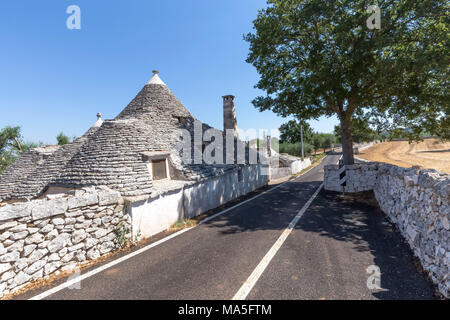 Trullos dans Alberobello Alberobello, dans la campagne, village du district de Bari, Pouilles, Italie Banque D'Images