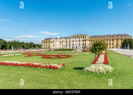 Vienne, Autriche, Europe. Le Grand Parterre, le plus grand espace ouvert dans les jardins de Schönbrunn. Banque D'Images