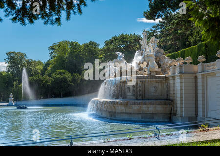 Vienne, Autriche, Europe. La fontaine de Neptune dans les jardins du palais de Schönbrunn. Banque D'Images