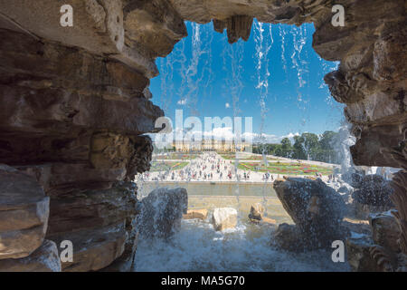 Vienne, Autriche, Europe. Le La Fontaine de Neptune dans les jardins du palais de Schönbrunn. Banque D'Images